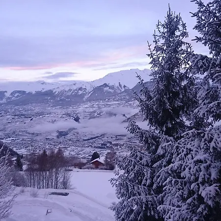 Loyehill Chalet - Swiss Alps Escape Grone